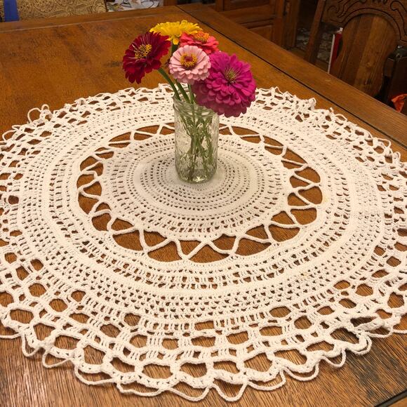 Round Small Crochet Table Cloth 29" Side Table Dresser Handmade Vintage Cottage - Picture 2 of 10